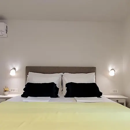 Charming Seaside House Вилла Паг